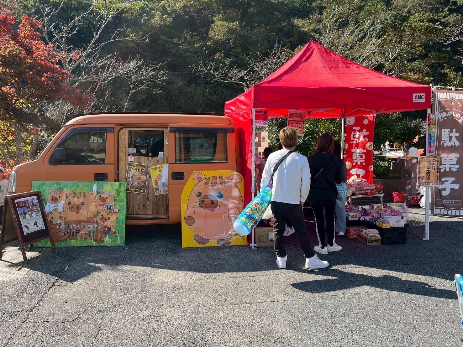 車両と赤いテントを設営した出張駄菓子屋